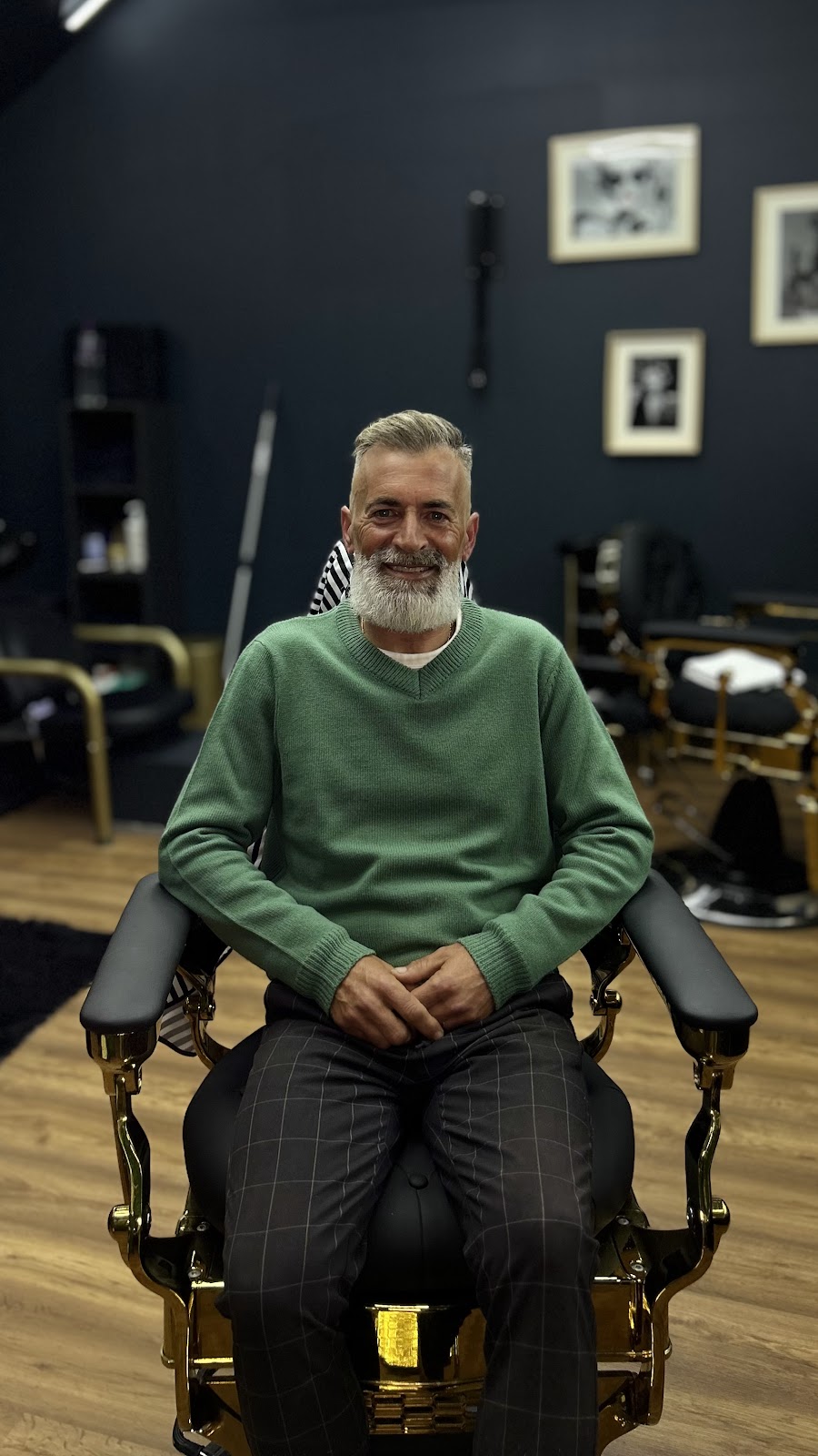 Cliente sorridente na cadeira Génese