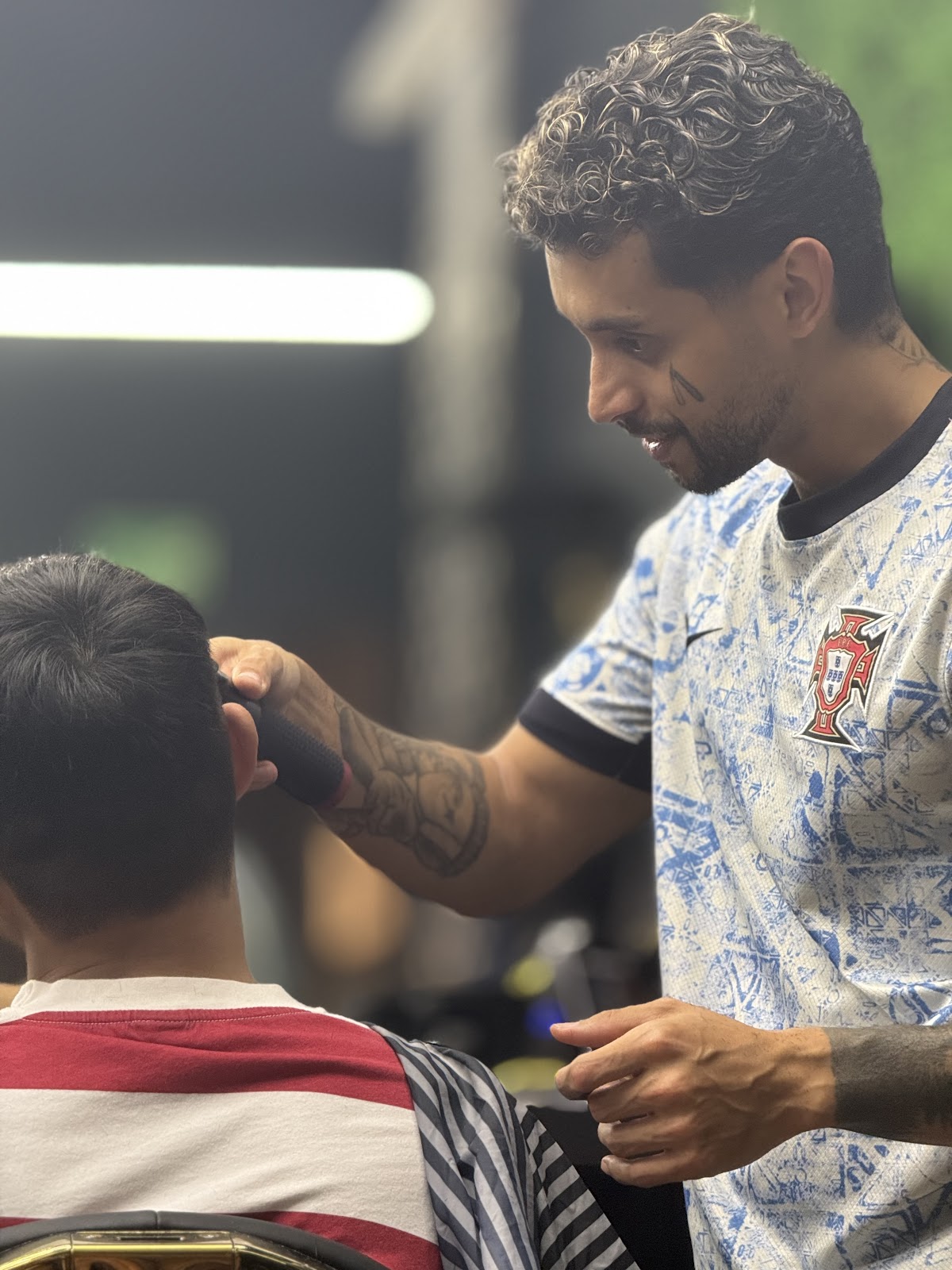 Barbeiro a finalizar corte