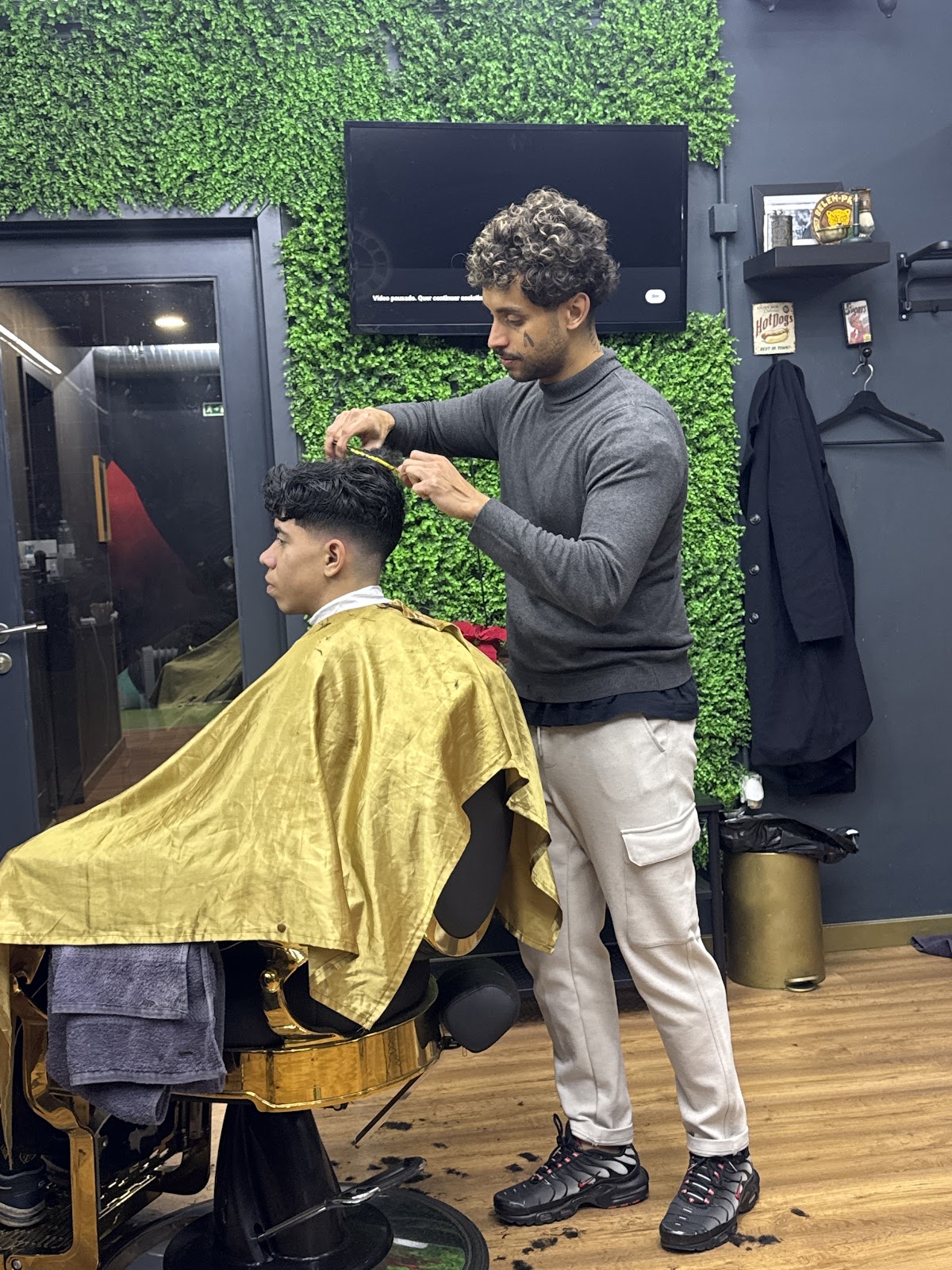 Corte em curso no Studio Génese